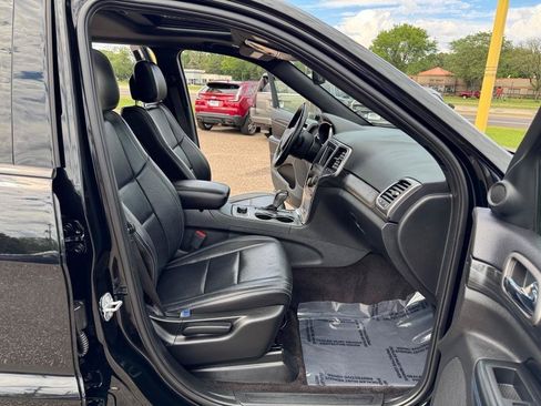 Used 2019 Jeep Grand Cherokee Laredo AWD/4WD image 27