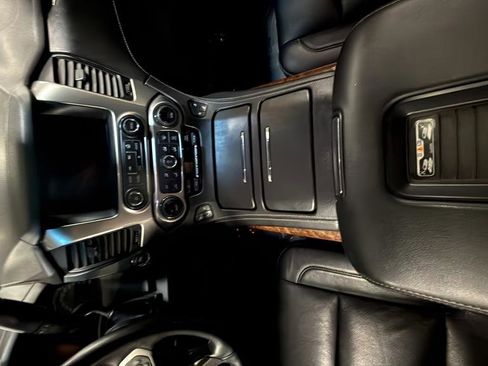 Used 2019 Chevrolet Suburban Premier AWD/4WD image 26