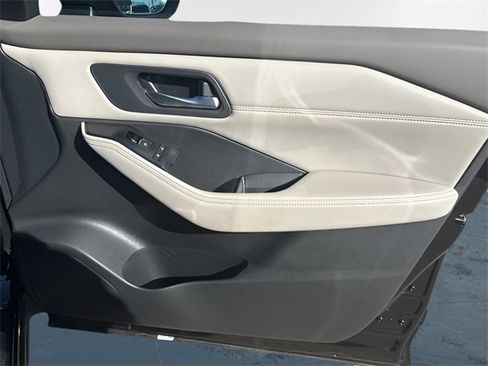 Used 2023 Nissan Rogue SL w/ SL Premium Package image 14