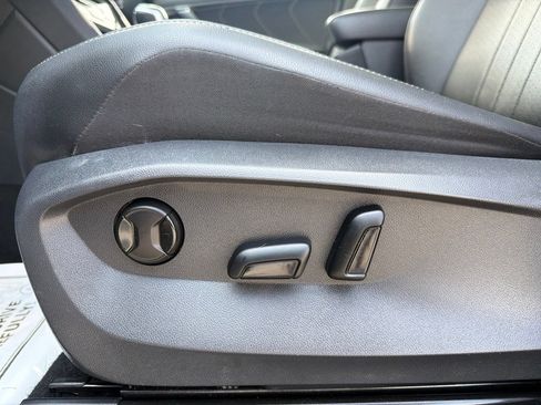 Used 2023 Volkswagen Tiguan SE w/ Panoramic Sunroof Package FWD image 13