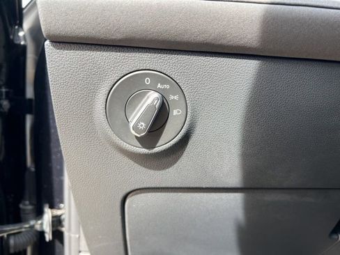 Used 2025 Volkswagen Taos SE image 12