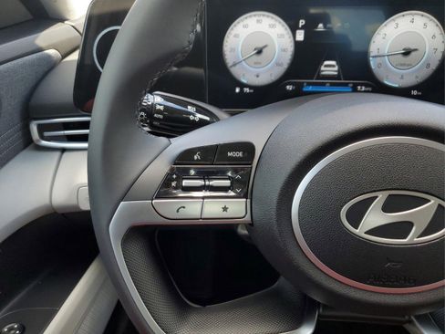 Used 2025 Hyundai Elantra Limited image 25