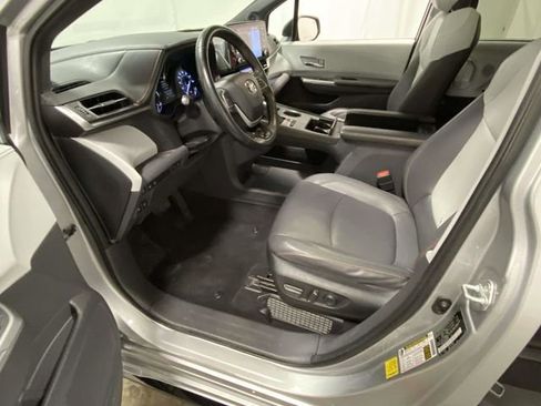 Used 2022 Toyota Sienna XSE w/ XSE Plus Package image 12