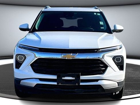 Used 2024 Chevrolet TrailBlazer LT image 2