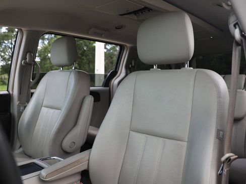 Used 2013 Chrysler Town & Country Touring FWD image 6