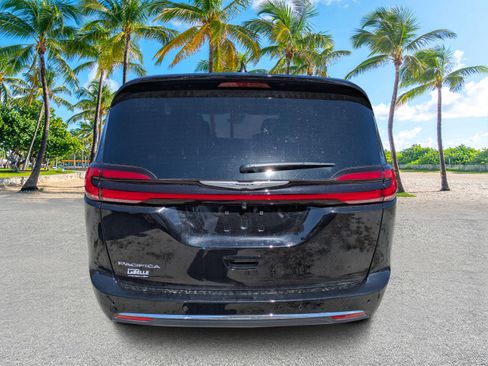 New 2026 Chrysler Pacifica Select image 4