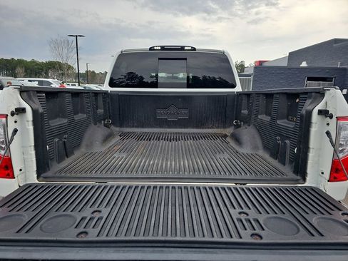 Used 2017 Nissan Titan SV image 15