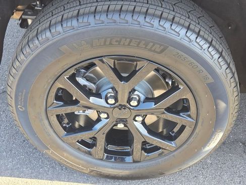 Used 2025 Jeep Grand Cherokee Laredo RWD image 10