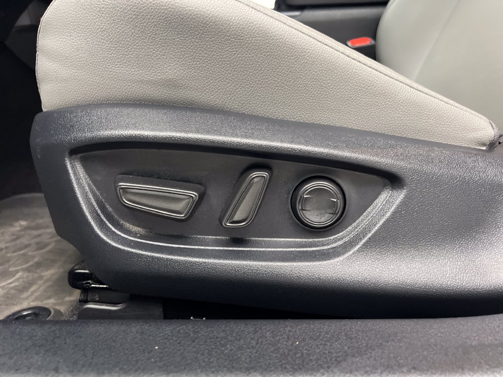Used 2025 Toyota Camry SE FWD image 13