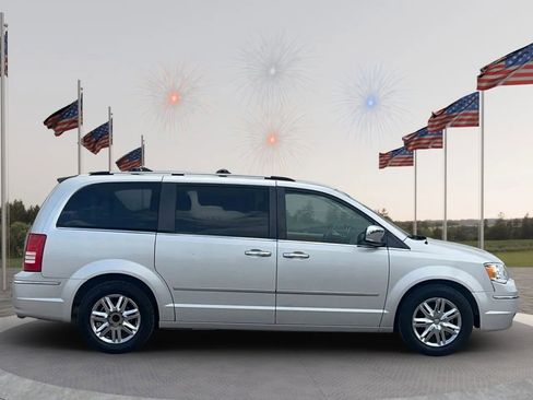 Used 2008 Chrysler Town & Country Limited w/ Entertainment Group #3 FWD image 8
