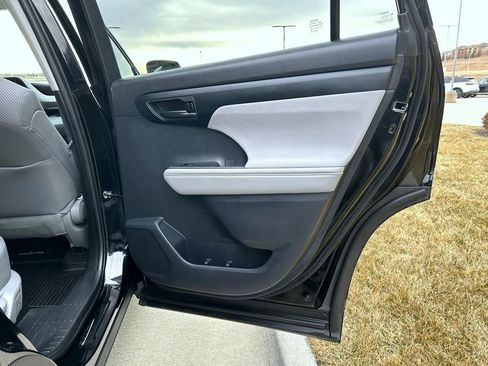 Used 2023 Toyota Highlander L image 17