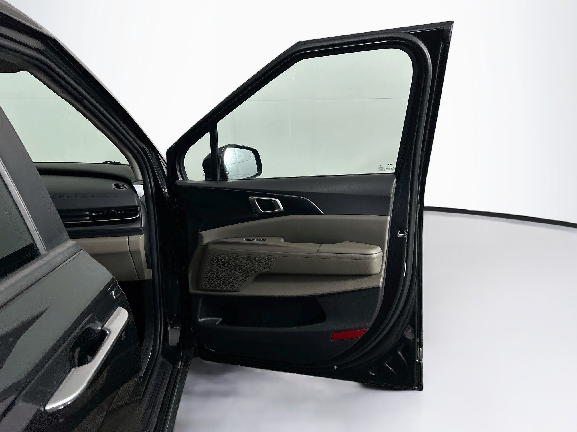 Used 2025 Kia Carnival FWD image 31