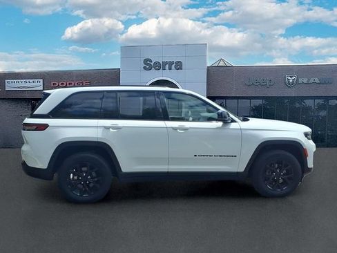 Used 2024 Jeep Grand Cherokee Altitude AWD/4WD image 8
