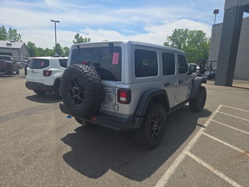 Used 2024 Jeep Wrangler Unlimited AWD/4WD image 3