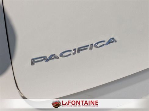 Used 2017 Chrysler Pacifica Limited w/ UConnect Theater Package image 10