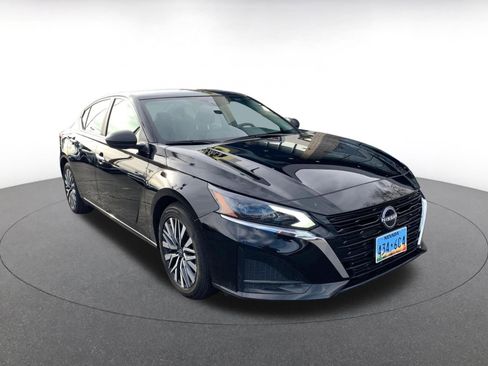 Used 2025 Nissan Altima 2.5 SV image 1