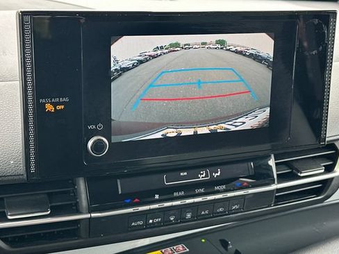 Used 2025 Toyota Sienna LE FWD image 25