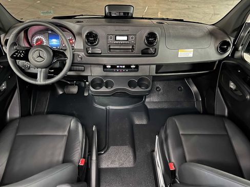 Used 2025 Mercedes-Benz Sprinter 2500 image 33