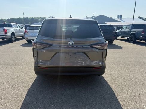 Used 2023 Toyota Sienna LE AWD/4WD image 7
