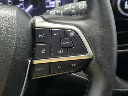 Used 2023 Toyota Highlander XLE FWD image 33