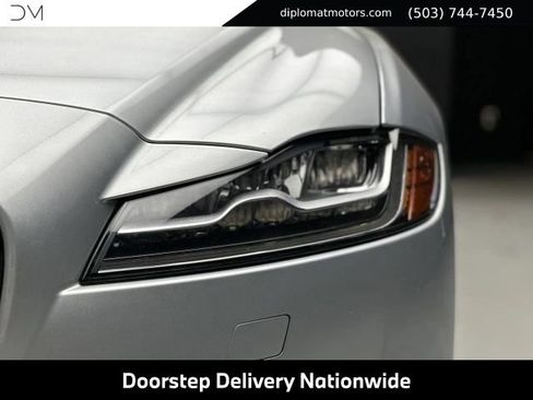 Used 2018 Jaguar XF S RWD image 13