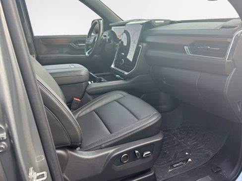 Used 2026 GMC Yukon XL Denali w/ Sun & Power Step Package AWD/4WD image 30