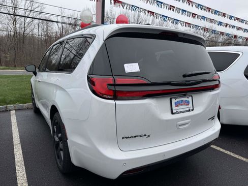 New 2026 Chrysler Pacifica Limited AWD/4WD image 3