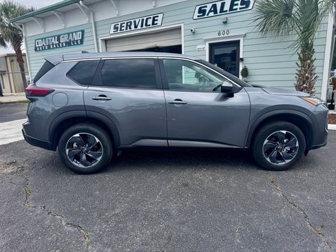 Used 2025 Nissan Rogue SV FWD image 4