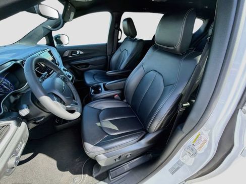Used 2025 Chrysler Pacifica Select FWD image 22