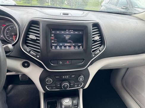 Used 2020 Jeep Cherokee Latitude Plus image 11