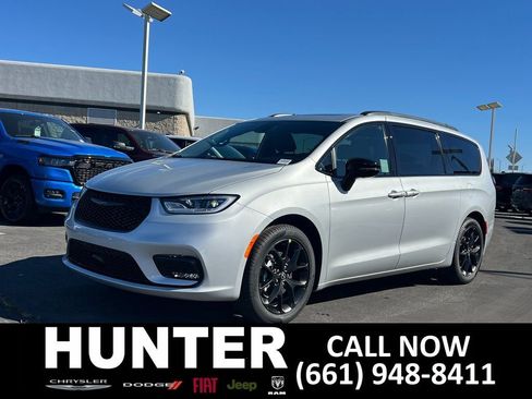 New 2026 Chrysler Pacifica Limited w/ Uconnect Theater Family Group image 2