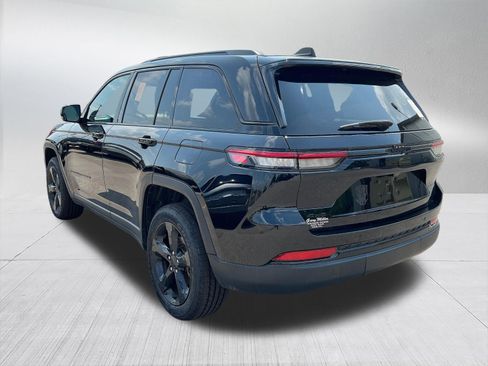 Used 2023 Jeep Grand Cherokee Altitude AWD/4WD image 9