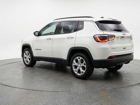 Used 2025 Jeep Compass Latitude AWD/4WD image 6