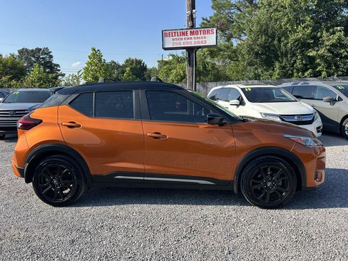 Used 2023 Nissan Kicks SR w/ SR Premium Package FWD image 3