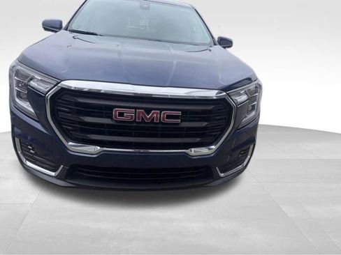 Used 2023 GMC Terrain SLE image 2