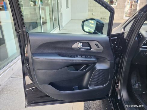 Used 2025 Chrysler Pacifica Select FWD image 29