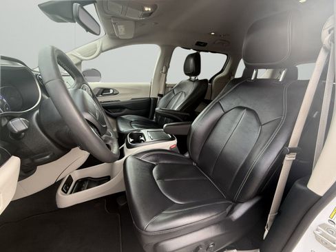 Used 2024 Chrysler Pacifica Touring-L image 3