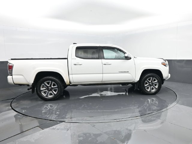 Used 2016 Toyota Tacoma Limited w/ Towing Package AWD/4WD image 4