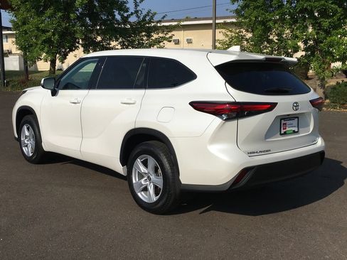 Used 2020 Toyota Highlander LE AWD/4WD image 4