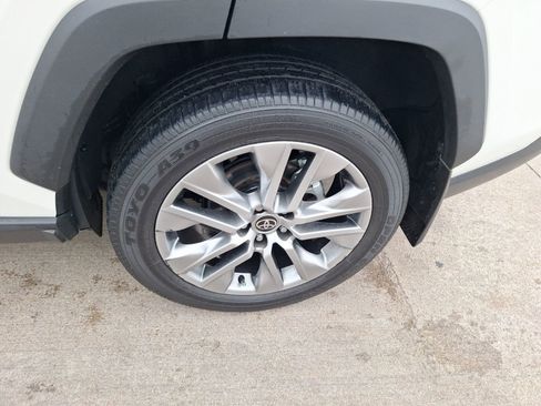 Used 2022 Toyota RAV4 XLE Premium image 11