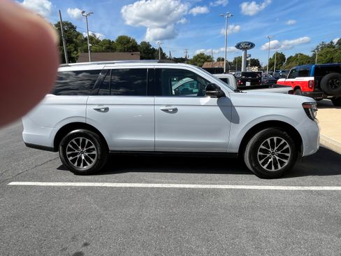 Certified 2025 Ford Expedition Platinum AWD/4WD image 4