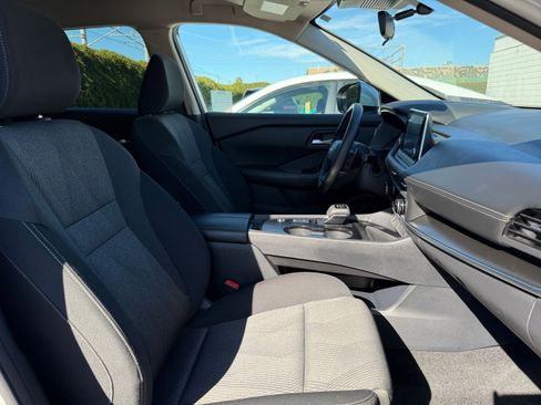 Used 2025 Nissan Rogue SV FWD image 38