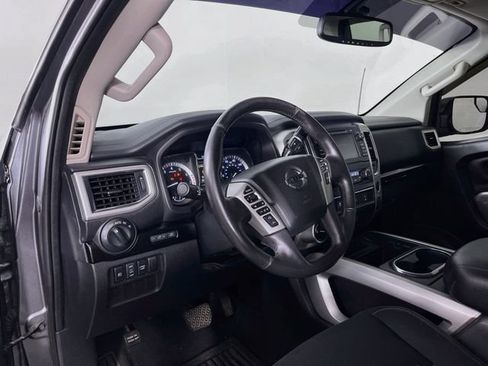 Used 2018 Nissan Titan SV w/ SV Convenience Package AWD/4WD image 10