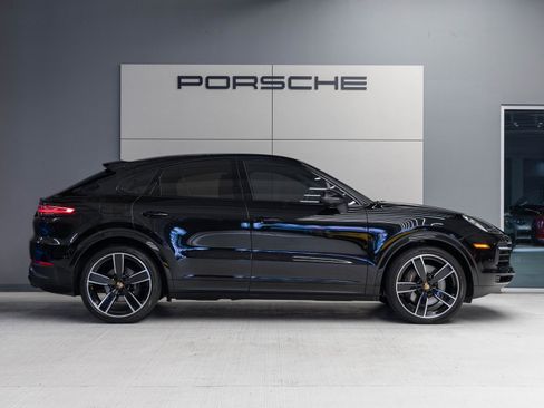 Certified 2023 Porsche Cayenne Platinum Edition image 8