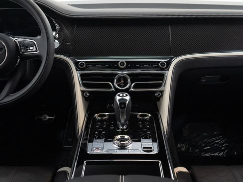 Used 2025 Bentley Flying Spur Plug-In Hybrid AWD/4WD image 32