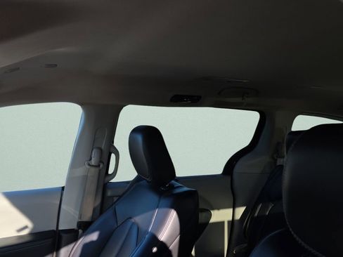 Used 2023 Chrysler Pacifica Touring-L image 20