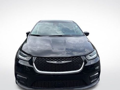 Used 2024 Chrysler Pacifica Touring-L image 2