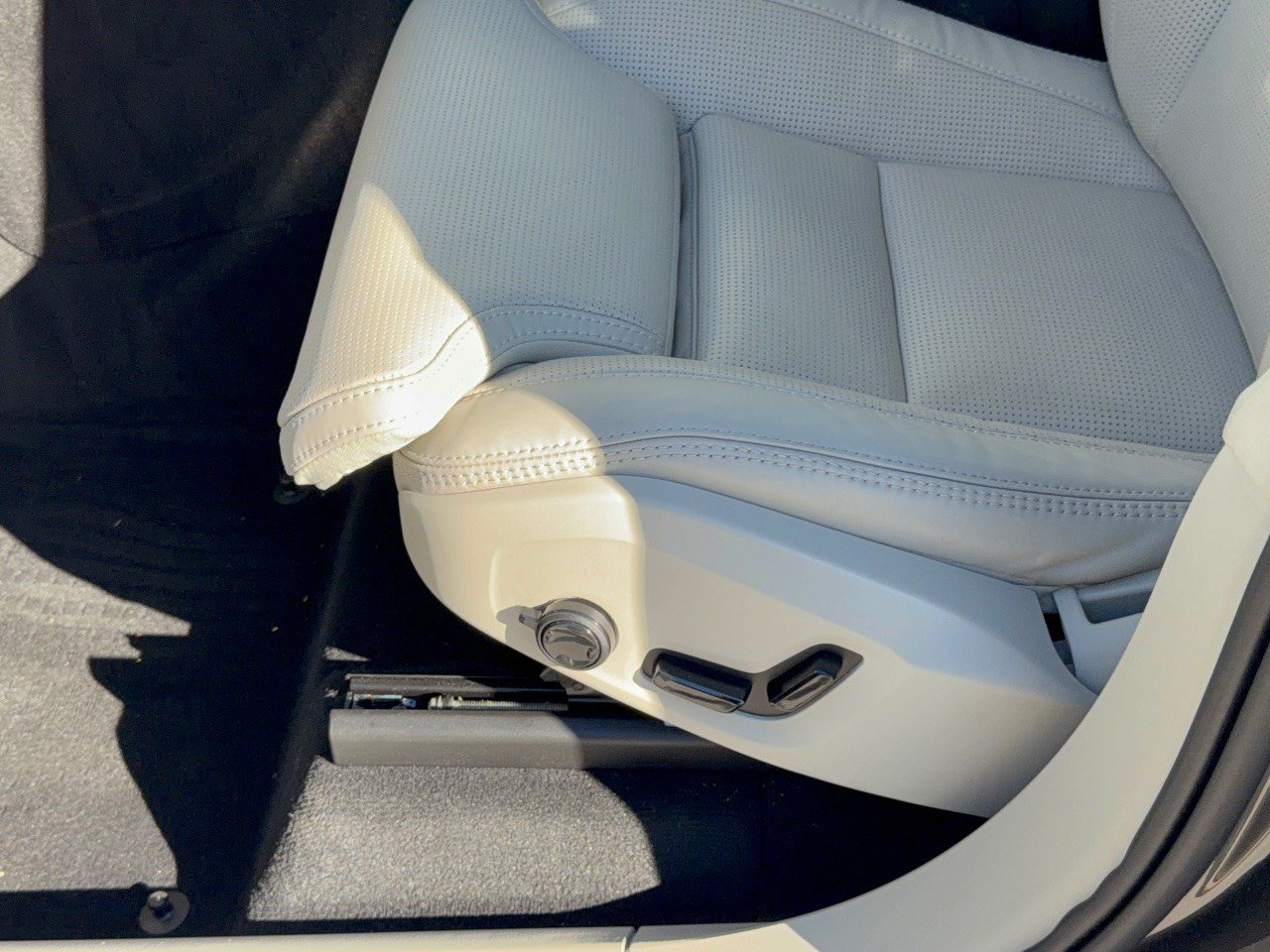 Certified 2025 Volvo XC90 T8 Ultra w/ Lounge Package AWD/4WD image 16