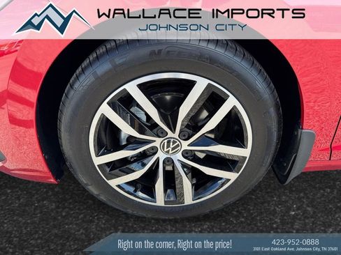 Used 2025 Volkswagen Jetta SE FWD image 9