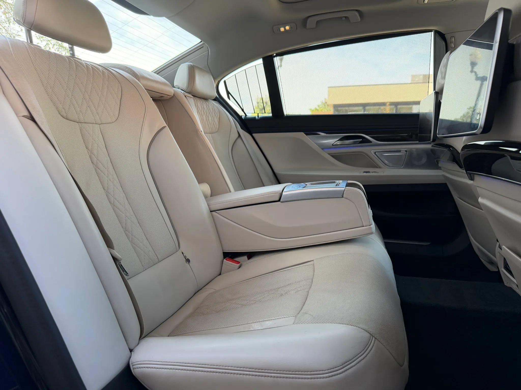Used 2022 BMW 750i xDrive w/ Executive Package AWD/4WD image 14